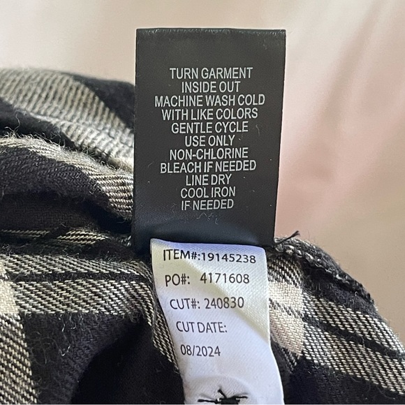 Black and White Plaid Flannel Button-Up Shirt - Picture 4 of 4